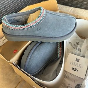 Womens’s Ugg slide on Slippers Size 7 brand New in box.